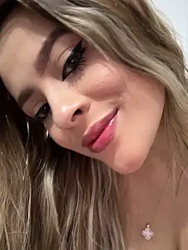 Snapshot of kendal_blonde chatting on October 12, 1:19 am kendal blonde online show from October 12, 1:19 am