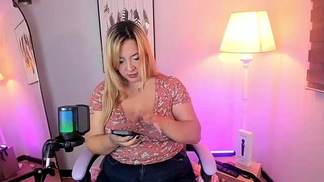 hollie joliie online show from February 20, 12:18 pm