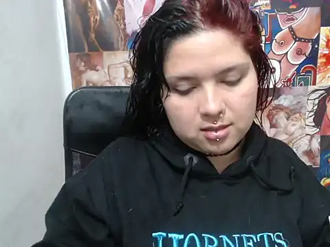 Snapshot of Curvy-Queen chatting on October 3, 4:06 am Curvy-Queen online show from October 3, 4:06 am