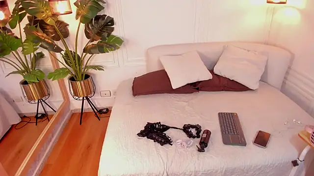 Dafne Hillss online show from December 18, 11:48 am