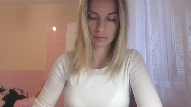 Snapshot of KarelliaStar chatting on October 17, 7:11 am KarelliaStar online show from October 17, 7:11 am