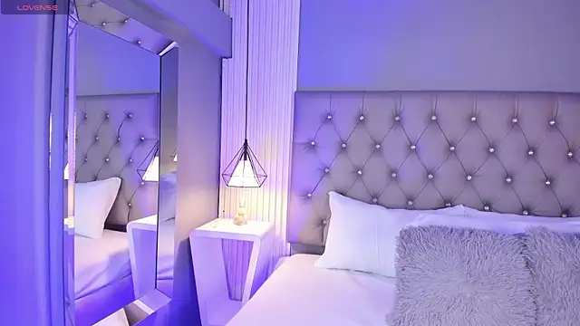 LunaBloomn online show from December 22, 5:05 pm