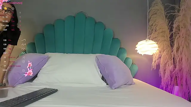 LunaBloomn online show from October 21, 5:06 pm