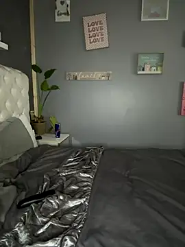 Snapshot of curvymilf2000 chatting on October 4, 7:40 pm curvymilf2000 online show from October 4, 7:40 pm