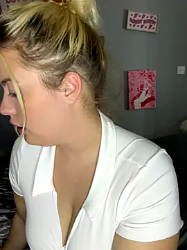 Snapshot of curvymilf2000 chatting on October 19, 7:27 pm curvymilf2000 online show from October 19, 7:27 pm