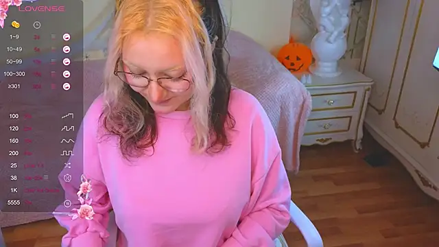 JuicyLullu online show from November 6, 4:40 am