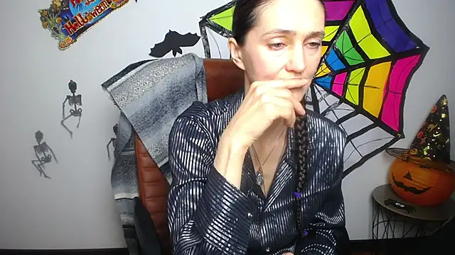 TayaFinch online show from October 31, 2:43 pm