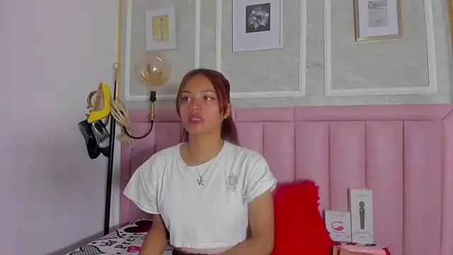 HoollyHendrix online show from February 19, 9:13 pm