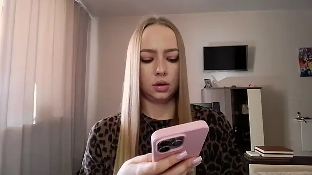 Snapshot of MissOyee chatting on September 17, 12:03 pm MissOyee online show from September 17, 12:03 pm