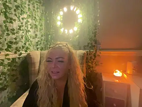 Snapshot of BonnyDesire chatting on October 1, 6:35 pm BonnyDesire online show from October 1, 6:35 pm