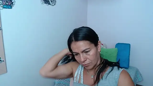 camilavargas  online show from March 11, 9:06 pm