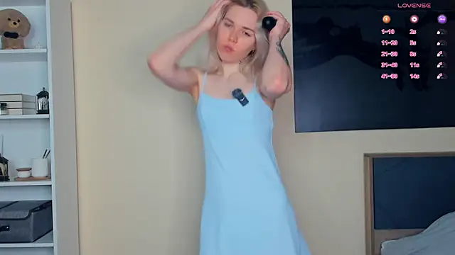 DianeHonnette online show from April 8, 7:27 pm