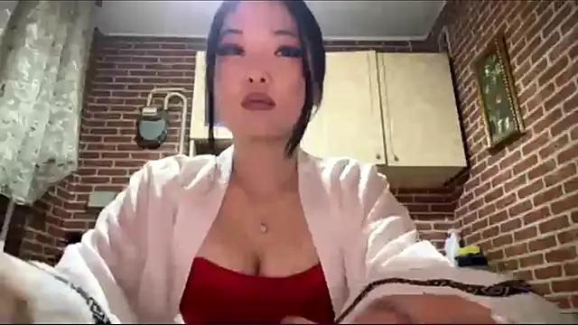 EmmaLeexth online show from April 5, 2:05 pm