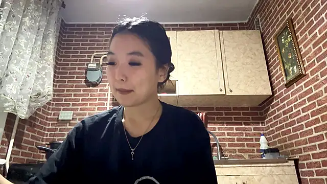 EmmaLeexth online show from November 4, 1:05 pm