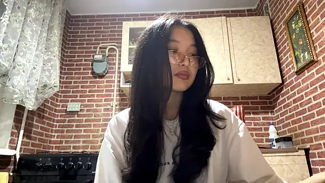 Snapshot of EmmaLeexth chatting on October 3, 2:11 pm EmmaLeexth online show from October 3, 2:11 pm