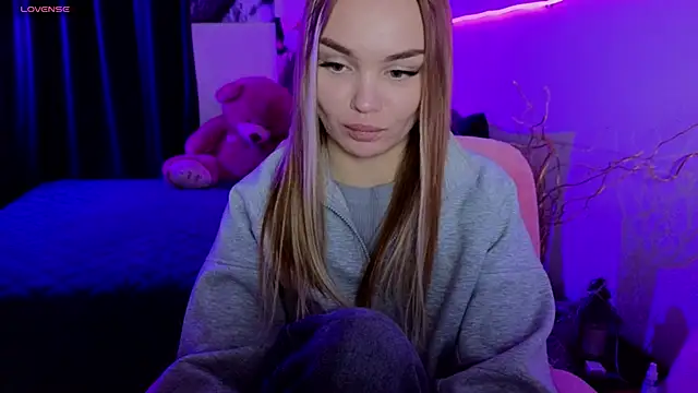 KitsyMoore online show from February 4, 4:21 pm