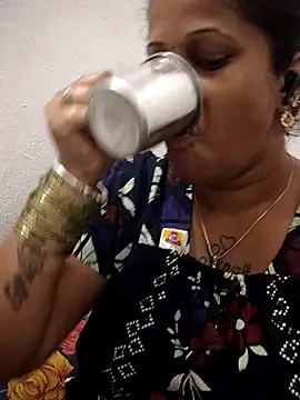 sweetqueen143 online show from March 29, 5:17 am