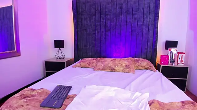 VanessaParis   online show from January 7, 11:30 pm