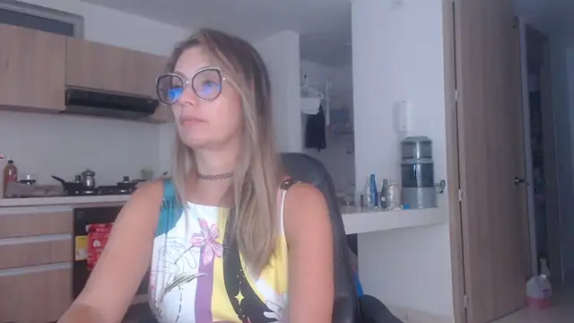 Snapshot of LovePaula chatting on October 19, 1:29 am LovePaula online show from October 19, 1:29 am