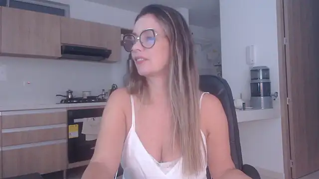 LovePaula online show from April 16, 11:10 am