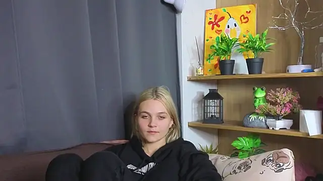 Snapshot of KelleDomin chatting on October 2, 7:41 pm KelleDomin online show from October 2, 7:41 pm