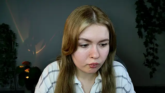 Snapshot of HaleySun chatting on October 17, 1:47 pm HaleySun online show from October 17, 1:47 pm