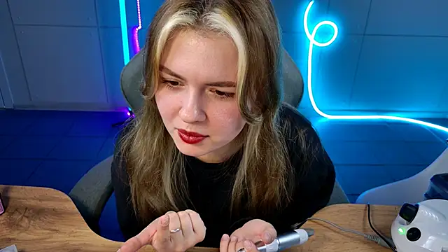 Snapshot of HaleySun chatting on October 2, 1:49 pm HaleySun online show from October 2, 1:49 pm