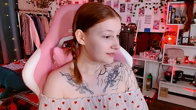 Ayla Hicks online show from December 16, 8:37 pm