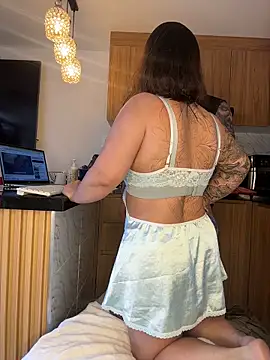 liz and thiago online show from April 16, 3:33 pm