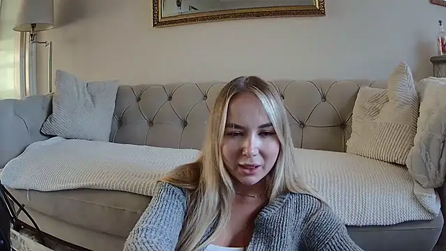 Snapshot of BarbieDolly_x chatting on October 6, 4:45 pm BarbieDolly x online show from October 6, 4:45 pm