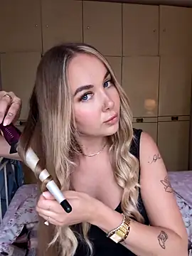 Snapshot of BarbieDolly_x chatting on October 3, 2:00 pm BarbieDolly x online show from October 3, 2:00 pm