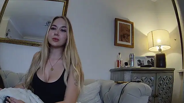 Snapshot of BarbieDolly_x chatting on October 31, 10:14 pm BarbieDolly x online show from October 31, 10:14 pm