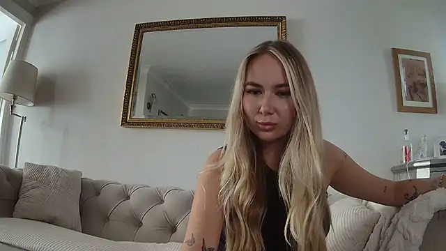 Snapshot of BarbieDolly_x chatting on September 30, 1:28 pm BarbieDolly x online show from September 30, 1:28 pm