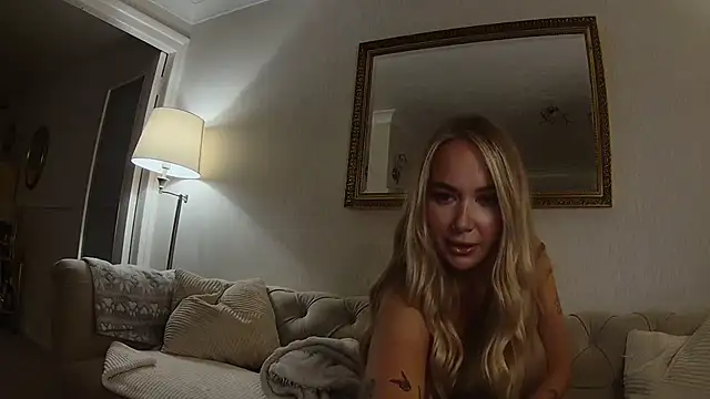 Snapshot of BarbieDolly_x chatting on September 28, 12:39 am BarbieDolly x online show from September 28, 12:39 am