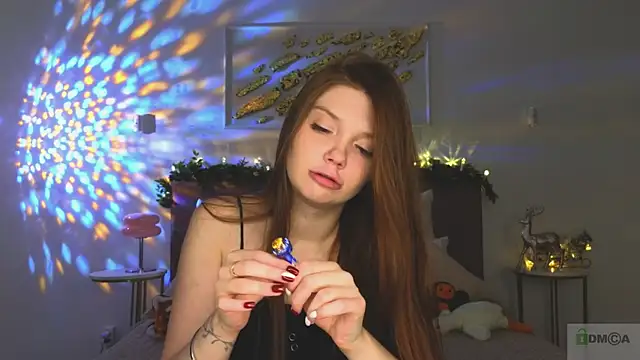 Nicole Broown  online show from December 17, 9:30 pm