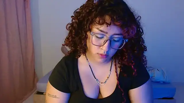 Snapshot of BlueeVelvet chatting on October 7, 3:22 am BlueeVelvet online show from October 7, 3:22 am