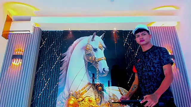 Snapshot of Shadowhunters_ chatting on October 4, 4:40 am Shadowhunters online show from October 4, 4:40 am