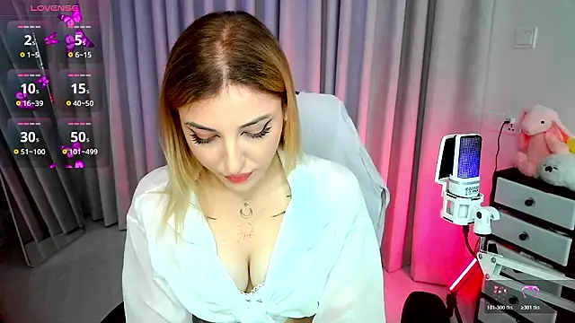 AmyVilvet  online show from March 15, 10:45 pm