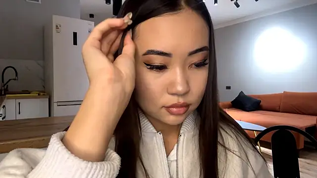 Ur neighbor Kira online show from November 2, 12:30 pm