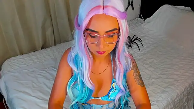 Snapshot of EmilyValk chatting on October 17, 1:42 am EmilyValk online show from October 17, 1:42 am