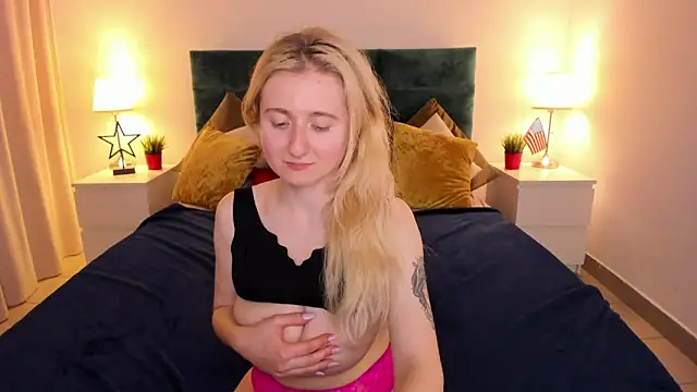 Snapshot of CamillaDreamer chatting on October 5, 4:01 pm CamillaDreamer online show from October 5, 4:01 pm