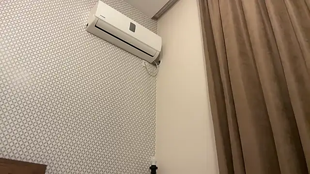 realrockybee1 online show from November 29, 11:20 pm