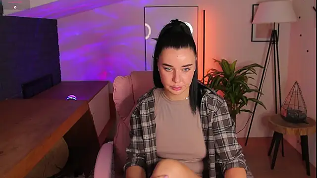 Snapshot of Black___Barbie chatting on October 16, 7:38 pm Black Barbie online show from October 16, 7:38 pm