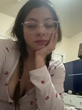 bunnygorl12 online show from April 8, 9:00 am