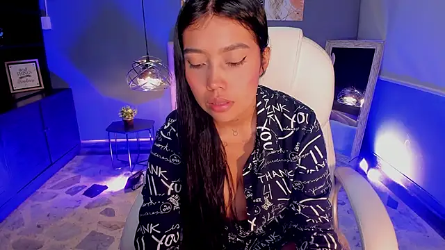 Juliieta Evans online show from October 18, 8:32 pm