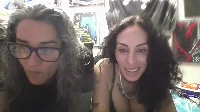 inkdhollow1 online show from April 18, 2:25 am