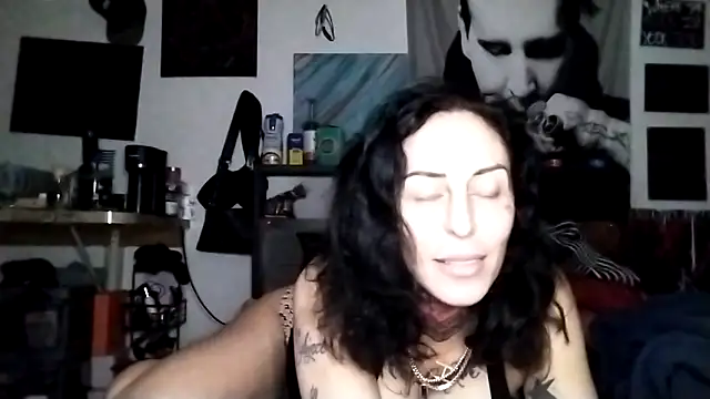 Snapshot of inkdhollow1 chatting on October 8, 9:13 am inkdhollow1 online show from October 8, 9:13 am