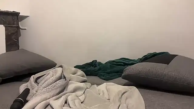 nanaisbackk online show from March 8, 7:40 pm