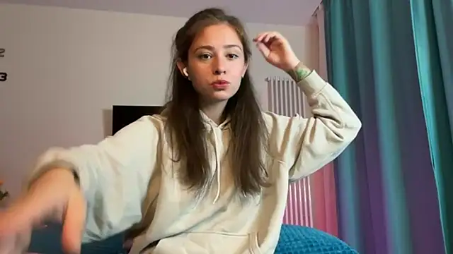 Snapshot of erikaa_miuu chatting on October 13, 5:15 pm erikaa miuu online show from October 13, 5:15 pm