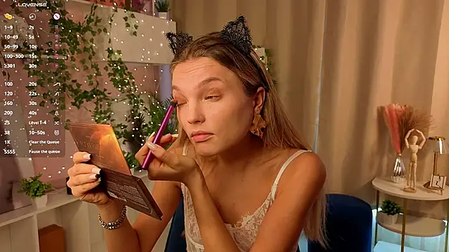 JulieLupo online show from November 9, 8:32 am